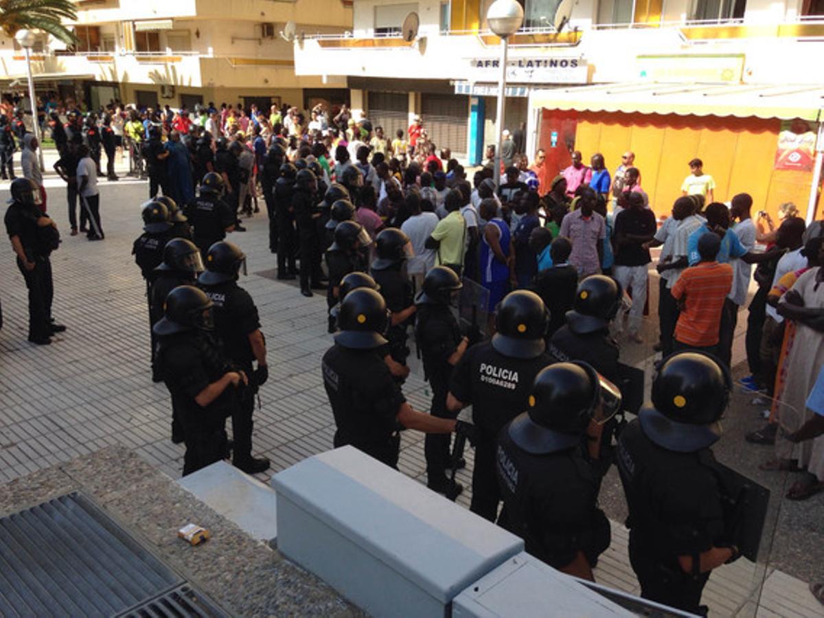 Concentración ante el lugar donde ha muerto un senegalés en Salou que huia de una operación contra el 'top manta'