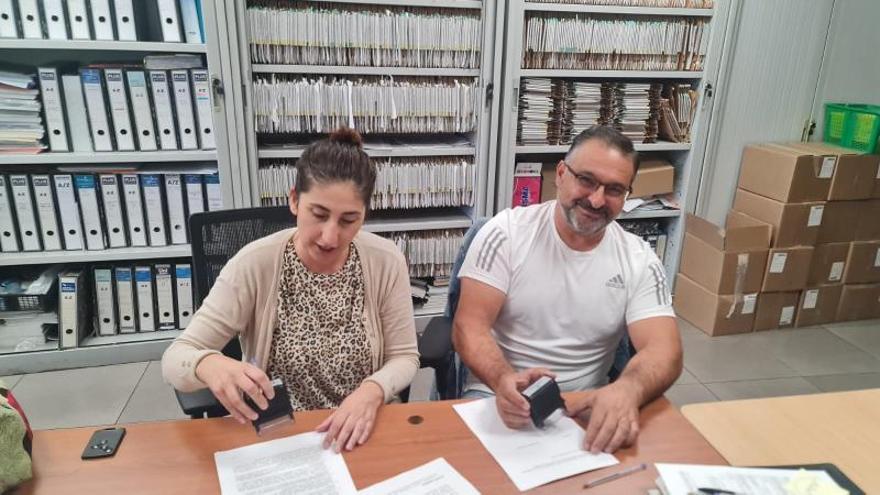 Ana Millán y Juan José Rial firman el convenio de colaboración entre Cofradía y Arousa en Transición.