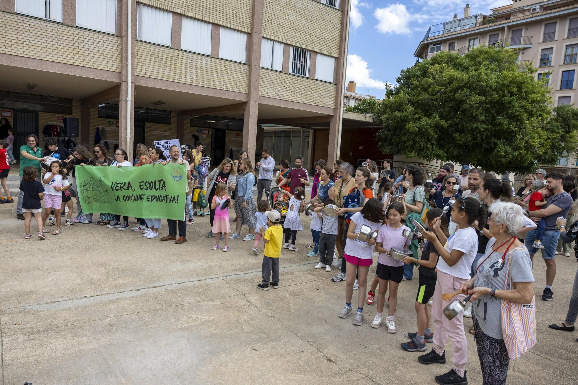 Más de un centenar de personas participan en la cacerolada contra la ampliación del CEIP Pràctiques de Palma propuesta por Educación