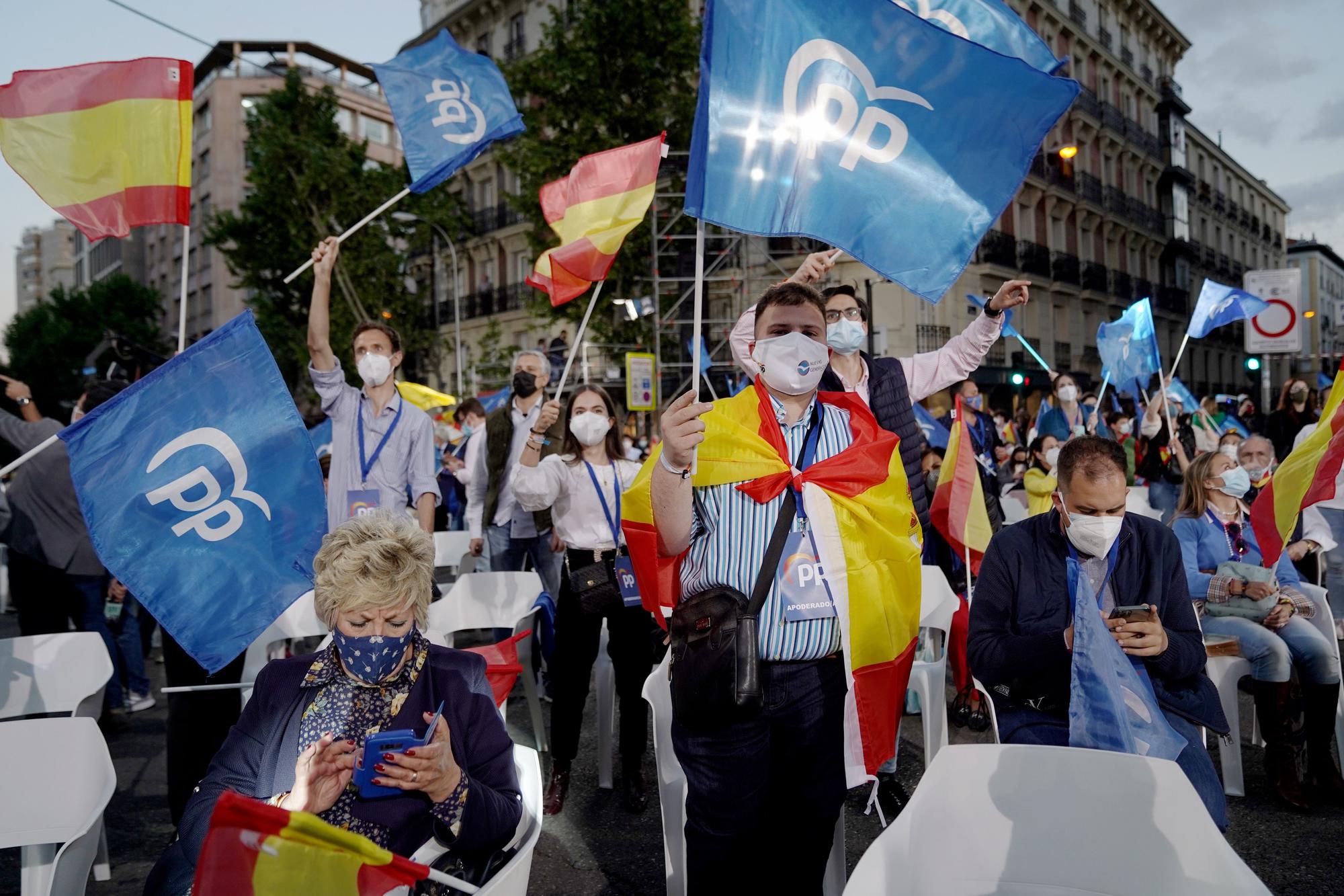 Ambiente festivo en torno a la sede del PP en Madrid en la noche electoral del 4-M.