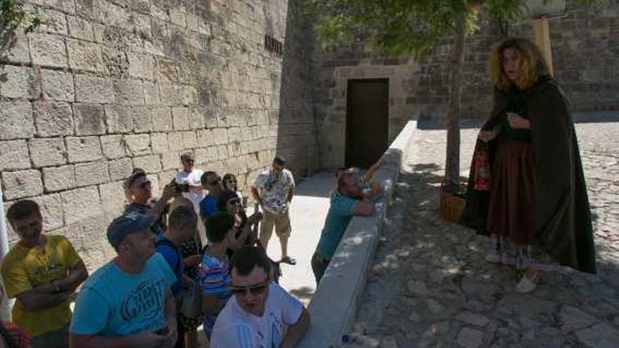 Visita teatralizada en el Castillo de Santa Bárbara.