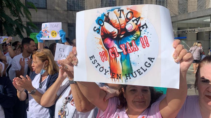 Huelga de auxiliares de enfermería esta mañana a la entrada del Hospital Insular de Gran Canaria