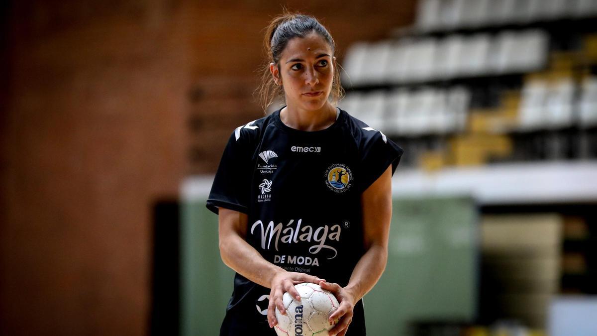 Estela Doiro, jugadora del Costa del Sol Málaga, regresa a su casa.