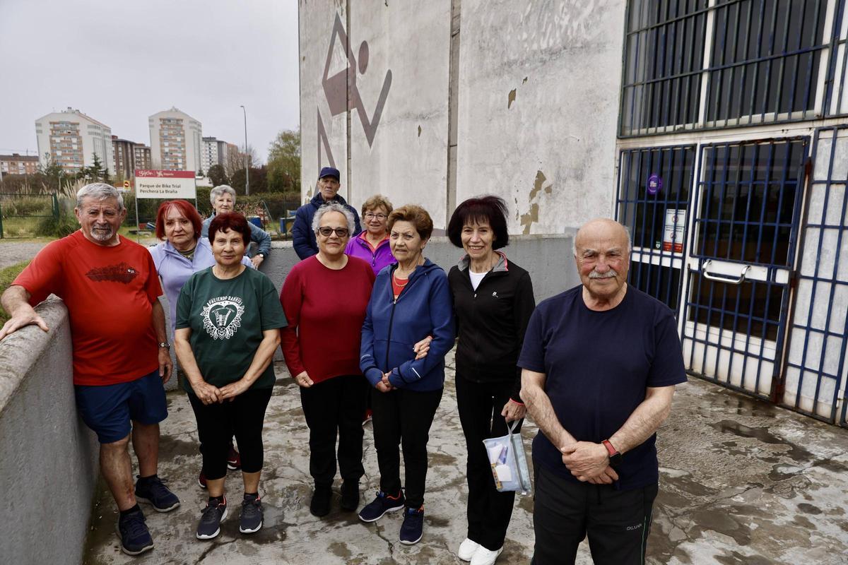 Vecinos ayer en el pabellón de Perchera tras participar en una actividad deportiva