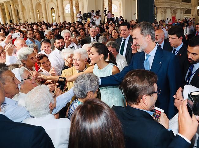 Los reyes de España saludando a la colectividad española en La Habana