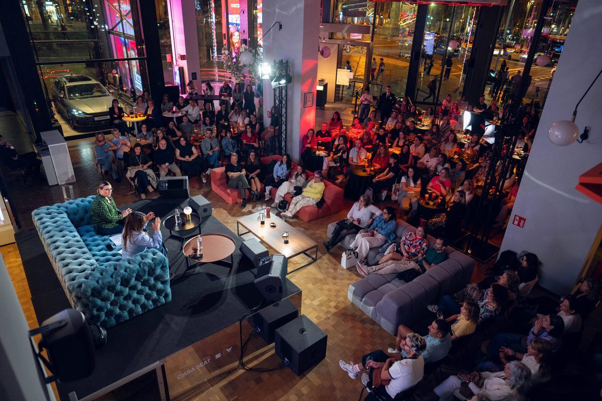 Las periodistas Laura Fa y Lorena Vázquez, durante la grabación en directo del especial Mamarazzis sobre Mar Flores en Casa Seat