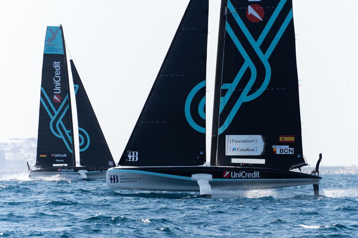 Los AC40 del equipo español Sail Team BCN y del alemán entrenan en el litoral de Barcelona, el martes 10 de septiembre.