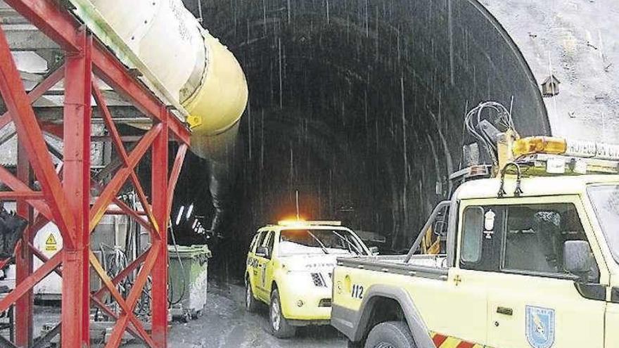 Vehículos de emergencias en el túnel de O Corno, en Ourense.