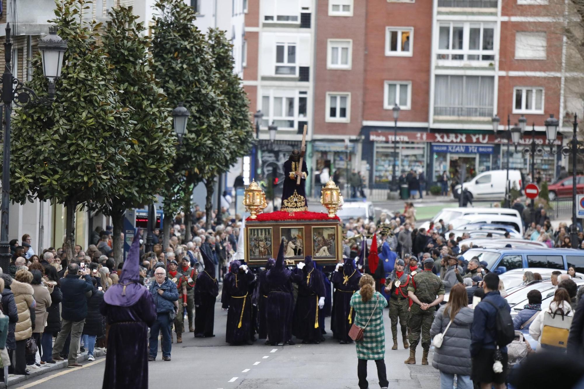 EN IMÁGENES | Procesión del Nazareno por las calles de Oviedo