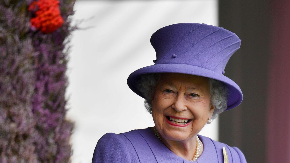 El vestido morado de la reina Isabel II para disfrutar de las competiciones de Braemar, Escocia