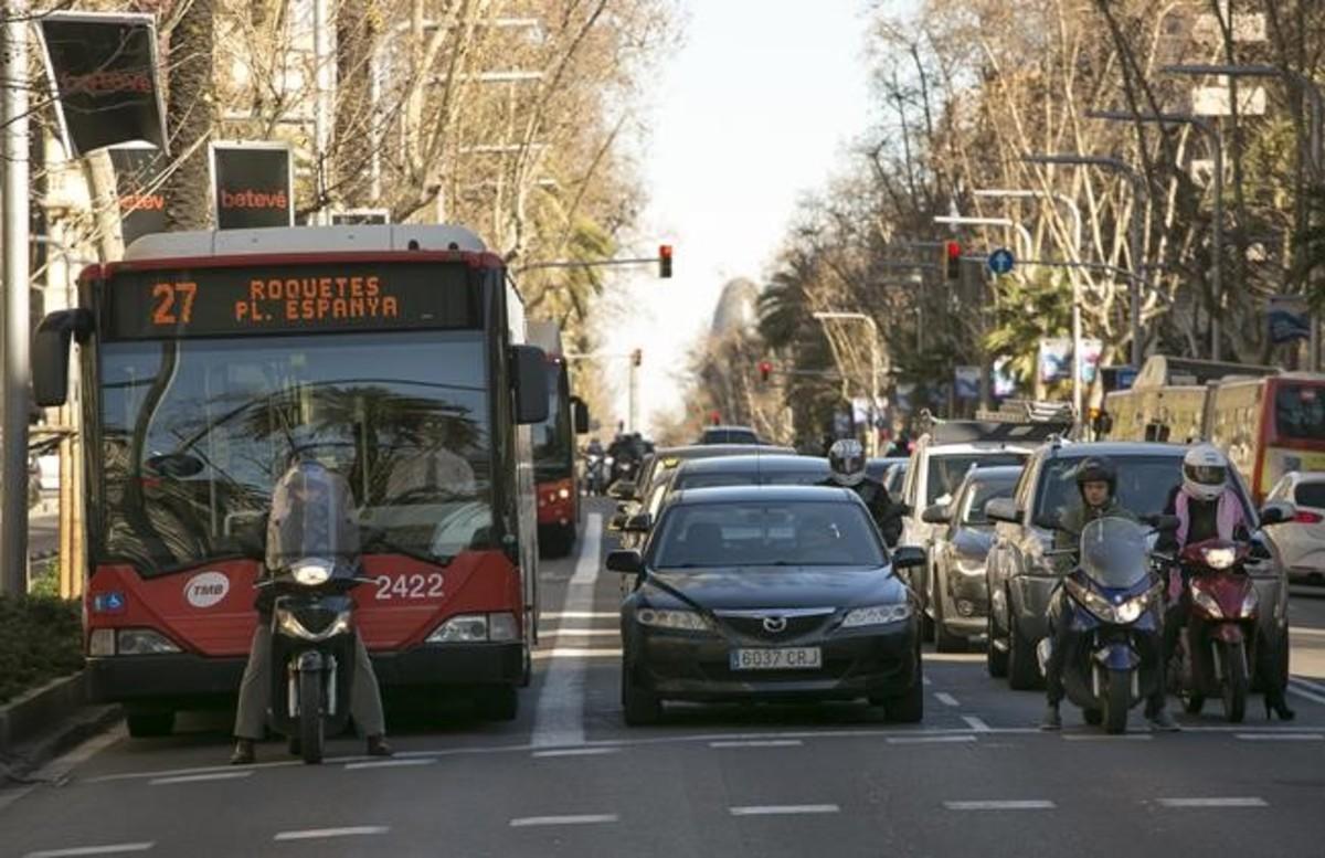 zentauroepp37209648 barcelona  08 02 2017  autobuses en la diagonal  fotografia 170208180340