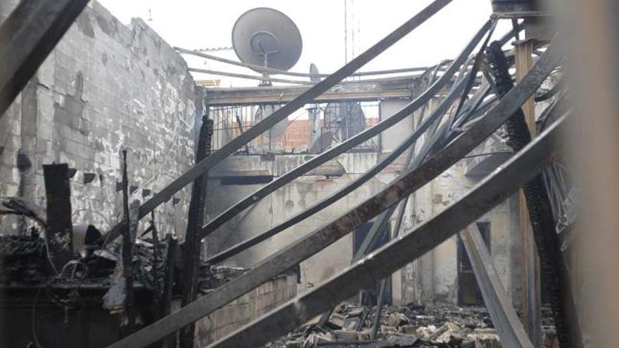 Las totalidad de las instalaciones de la televisión local han quedado calcinadas por las llamas.