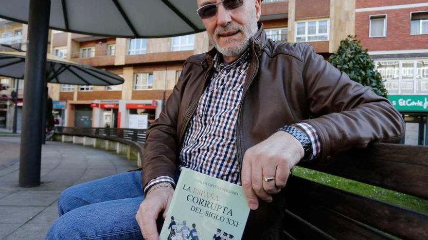 Carlos Ortega Serrano, con su libro, en la plaza de la Gesta.