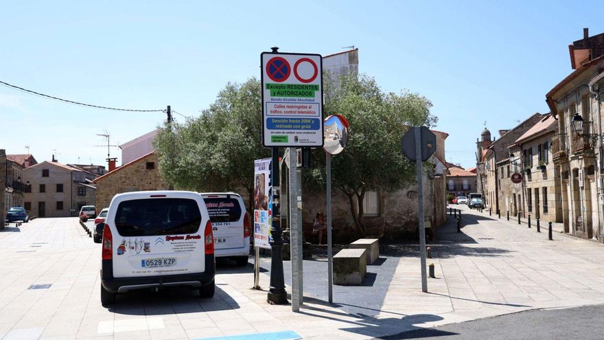 Vista de la señalización con las restricciones que el Concello de Vilanova vigilará con rigor a partir del próximo jueves. | |