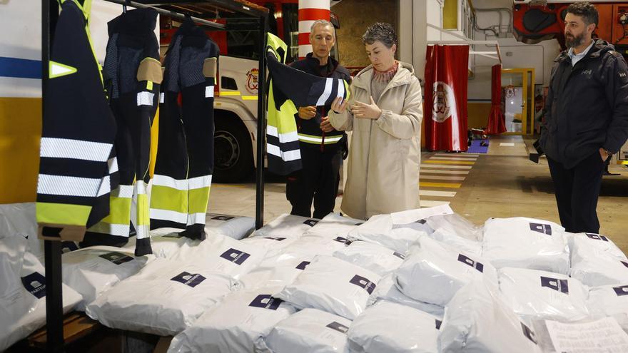 Los bomberos reciben 76 trajes de cara a incendios forestales