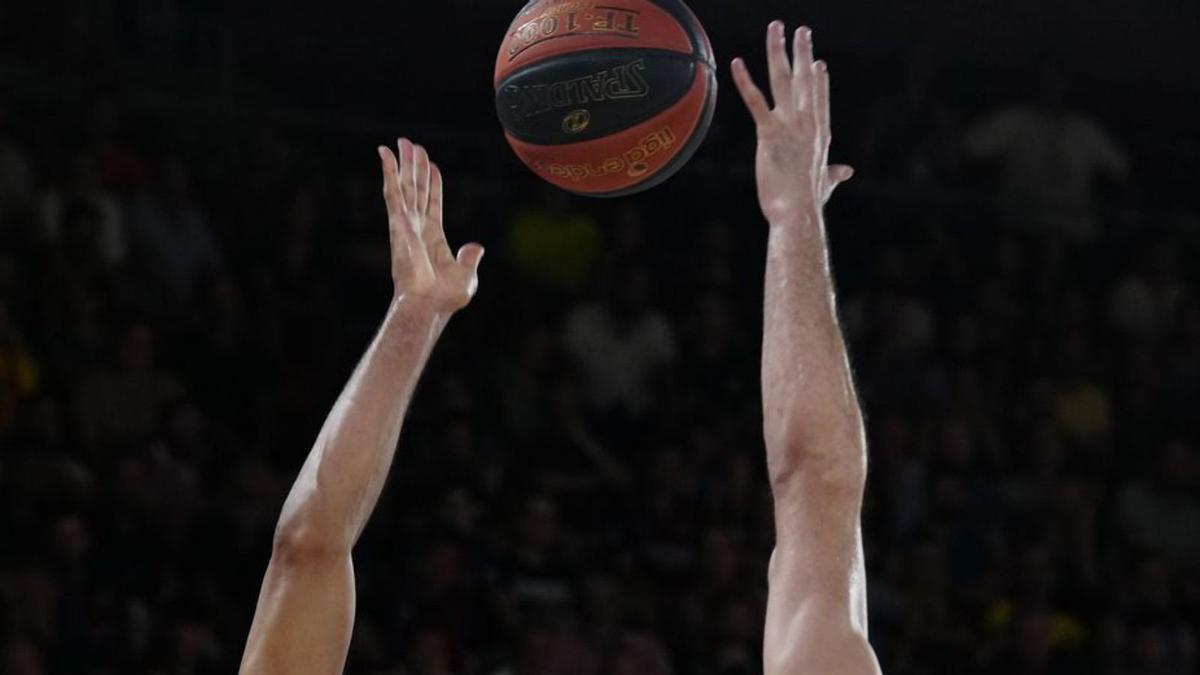 Hanga y Mirotic, ayer, en el partido. |  // ENRIC FONTCUBERTA