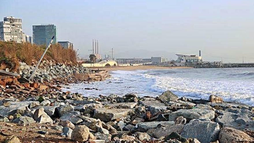 Desperfectes provocats pel temporal a la platja de la Mar Bella de Barcelona.