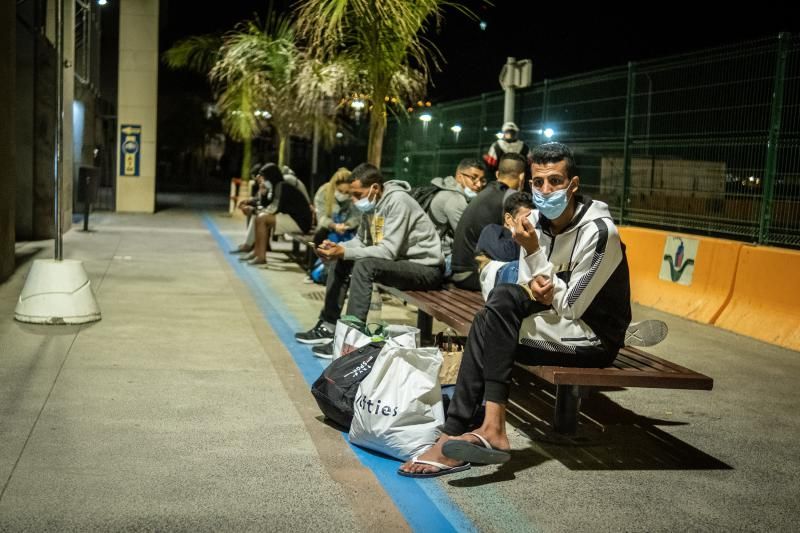 Migrantes en la estación marítima de Santa Cruz de Tenerife