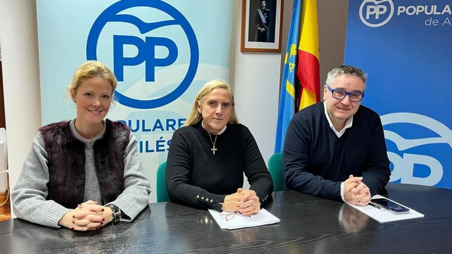 Por la izquierda, Estefanía Rodríguez, Susana Fernández y José Jorge García, ayer, en la sede del PP de Avilés. | PP
