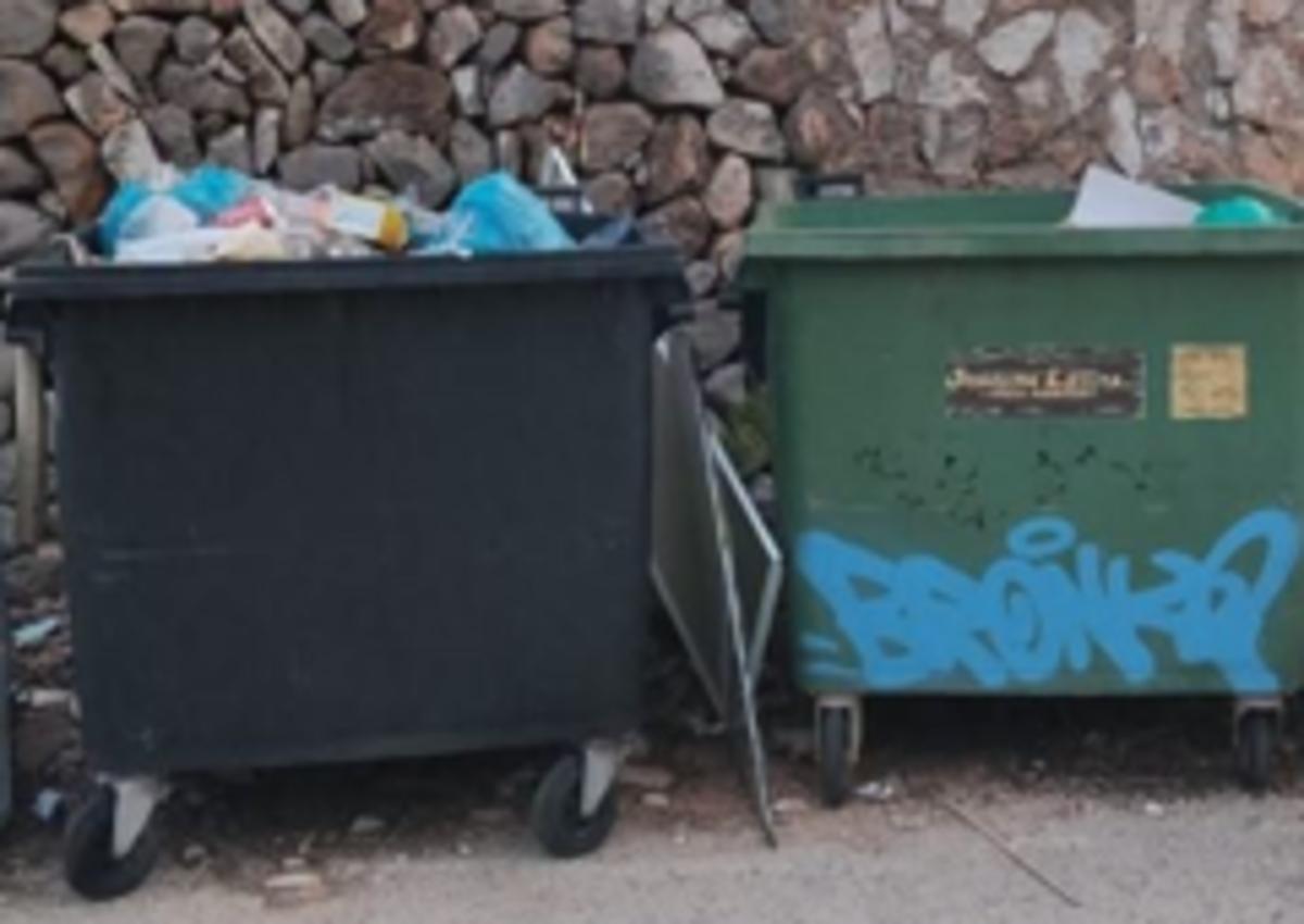 residuos fuera de los contenedores en Villalonga