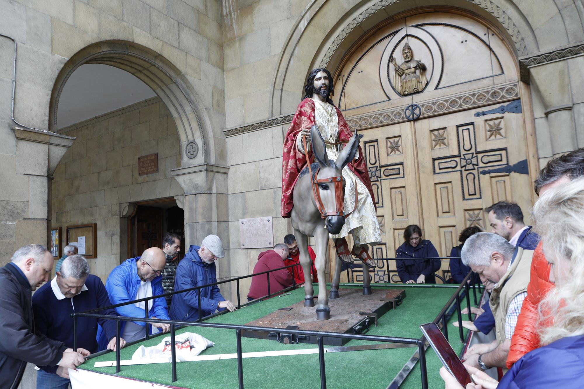 En imágenes: preparativos del Domingo de Ramos con la cofradía del Niño de los Remedios