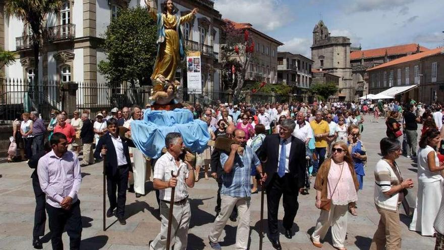 Procesión de Santa María en las inmediaciones de la basílica. // Gustavo Santos