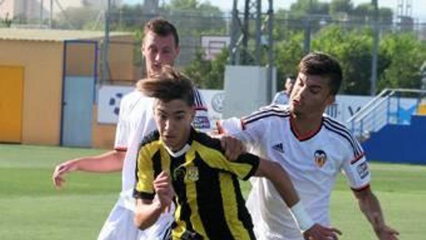 Darío Gallego pelea un balón, el sábado.