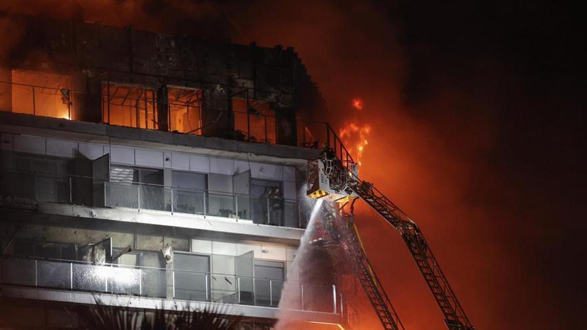 Los bomberos rescatan a dos personas atrapadas en un balcón en el incendio de Valencia.