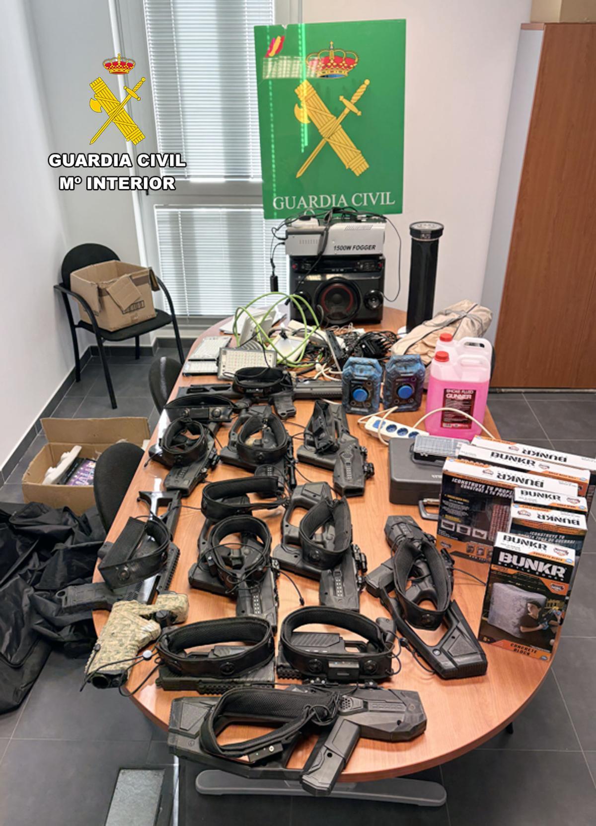 Todos los objetos robados por el detenido encima de una mesa