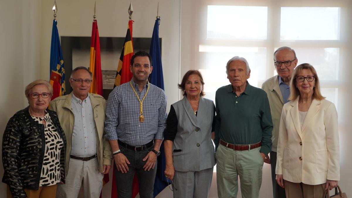 Sagredo con una representación de la Cofradía de Minerva de Paterna en la entrega de la Medalla