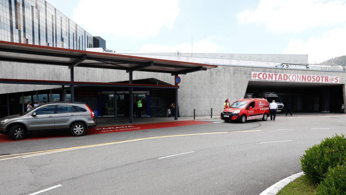 Zona de acceso a Urgencias del HUCA.