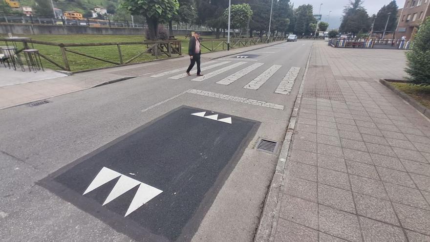 Miguel Ángel García, transitando por uno de los pasos de peatones que ahora están protegidos por resaltos. | D. M.