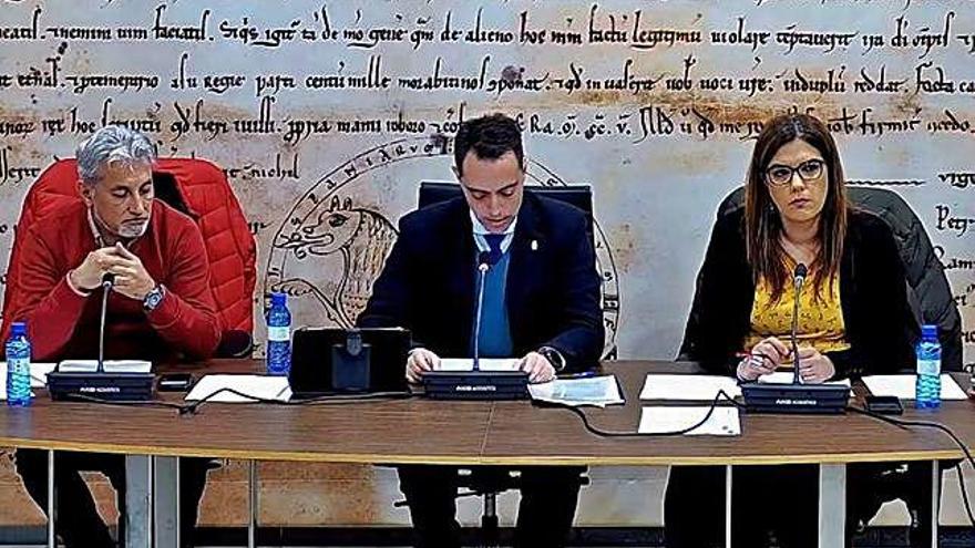 Huerga leyendo la declaración consensuada por el Día Internacional de la Mujer.