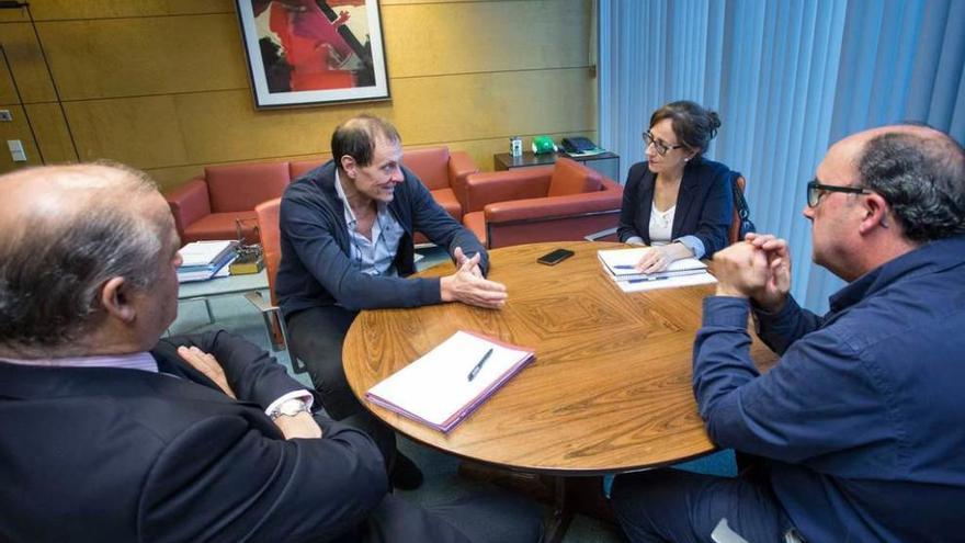 Jesús Sánchez conversa con Belén Fernández en la reunión celebrada ayer en Oviedo.