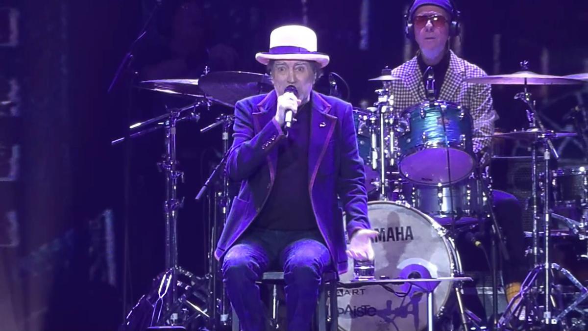 Sabina rinde homenaje a Madrid en su último concierto