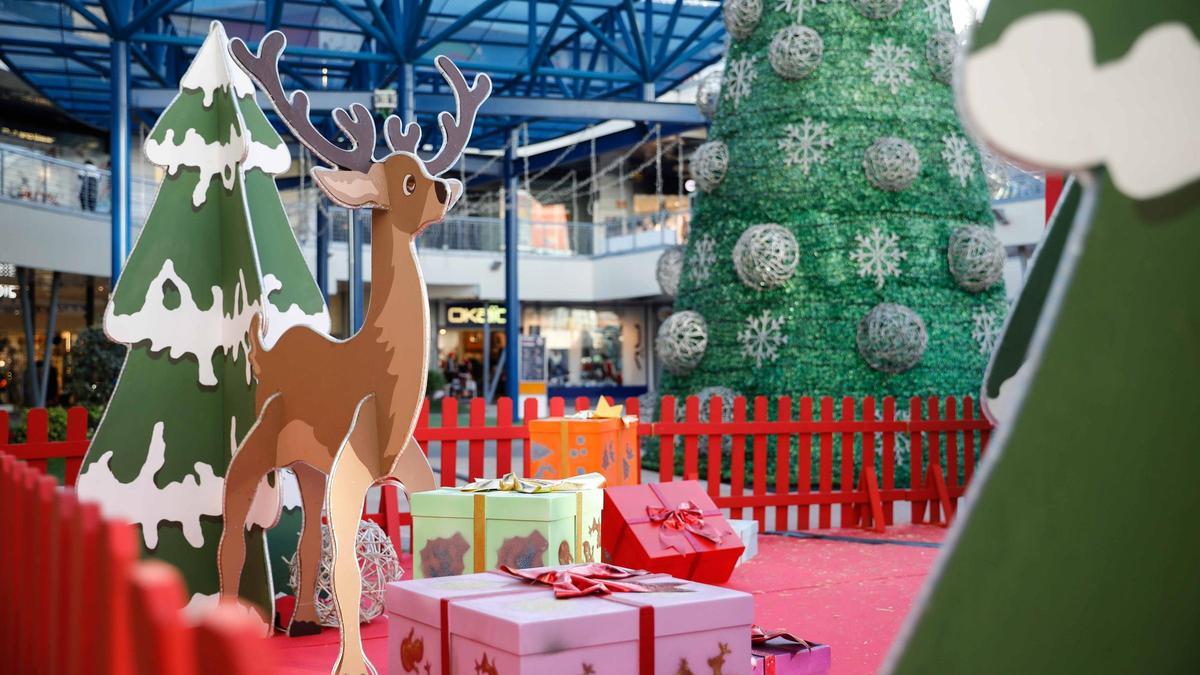 Papá Noel recibe a cientos de niños y niñas en su casa instalada en MN4.