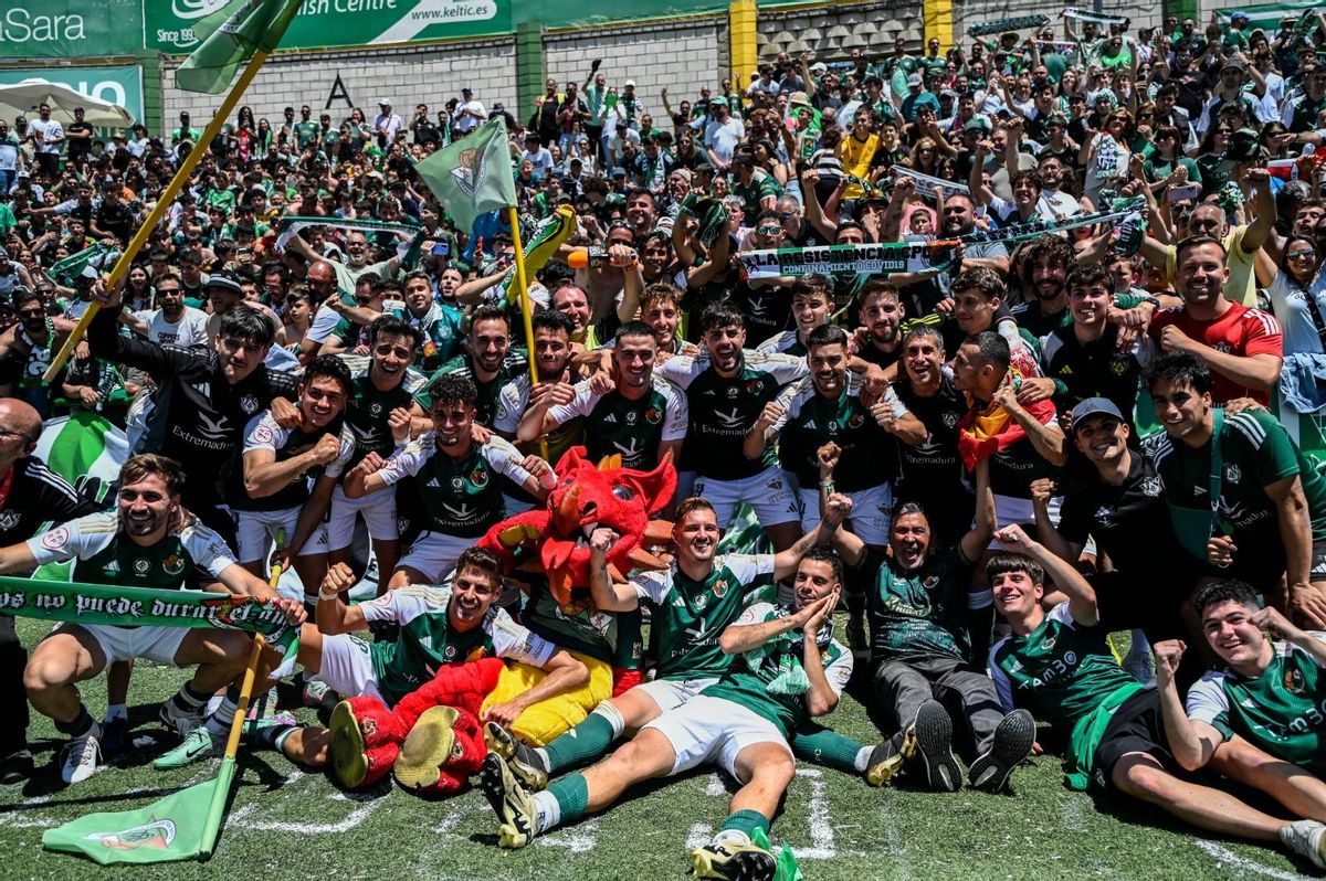 Euforia tras ganar al Ávila la clasificación para la final del ‘playoff’ de ascenso.