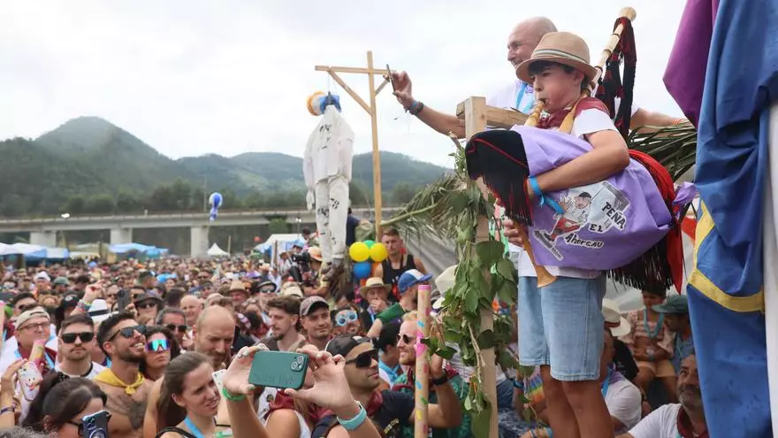 El tradicional "Asturias, patria querida" frente al "ahorcáu" da el pistoletazo de salida al Xirin