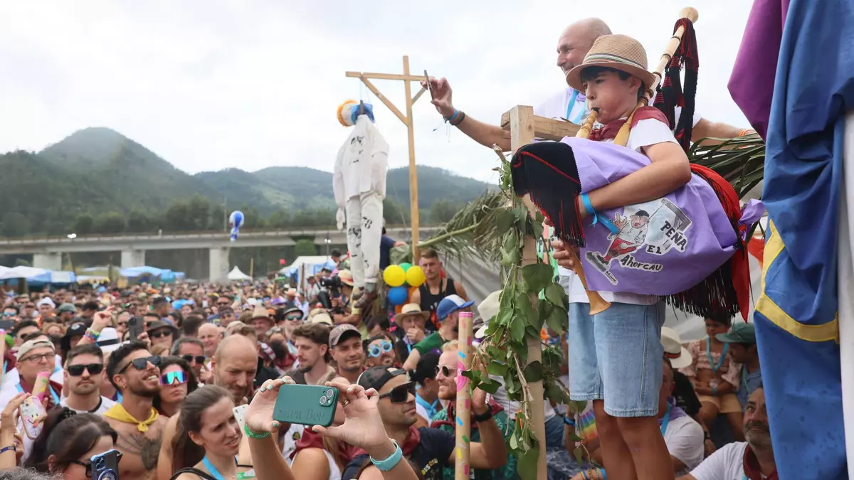 Pravia baila al ritmo del Xiringüelu: la romería más multitudinaria de Asturias arranca con un multitudinario "Asturias Patria Querida" frente al "ahorcáu"