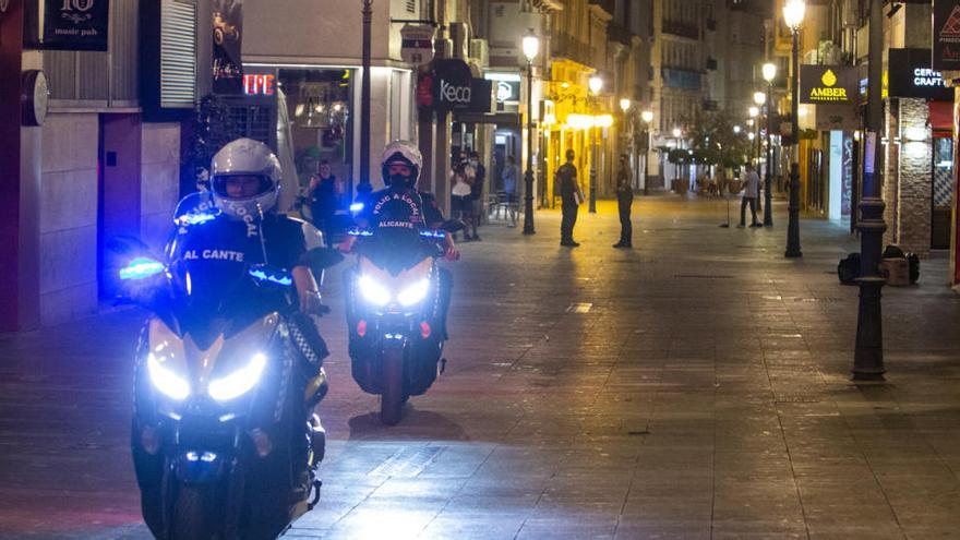 La Policía Local de Alicante vigila el cumplimiento de las medidas de cierre de los locales de ocio a la 1.00  en Castaños.