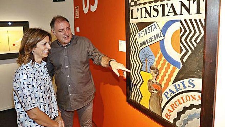 A l&#039;esquerra, Salvador mostrant a Colomer una de les obres de l&#039;exposició al CaixaForum. A la dreta, un recull de cartells, un exemple de militància artística. A baix, una de les escultures exposades.