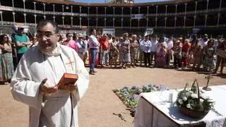 Misa en el ruedo por los toreros y por Loli Menéndez en la plaza de toros de Gijón