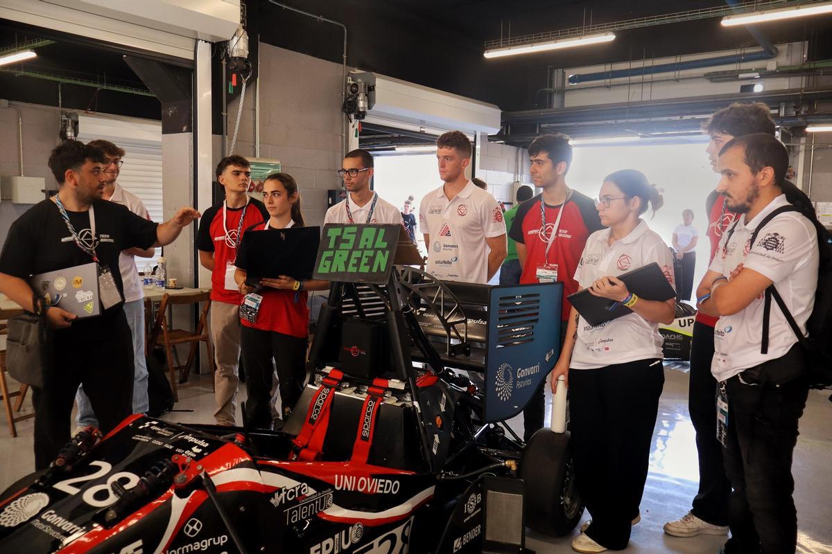 El equipo asturiano, trabajando en boxes.