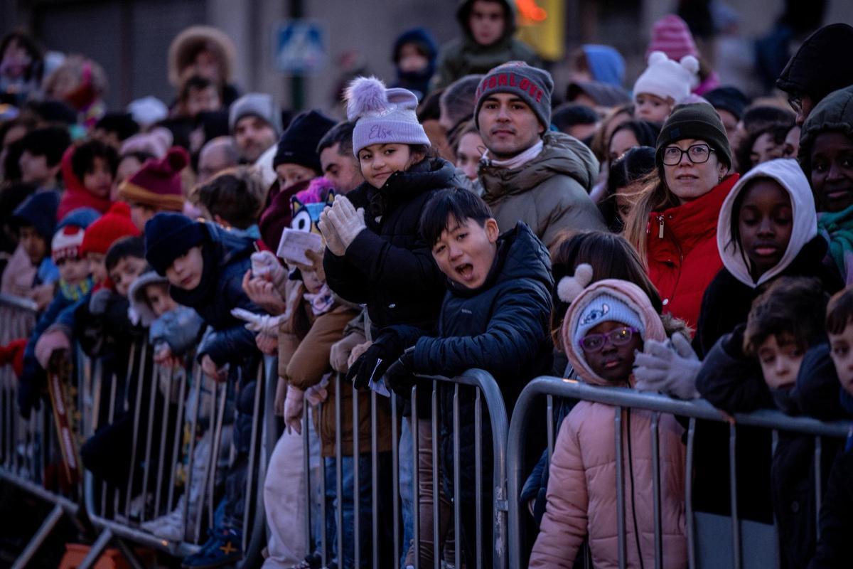 En imágenes | El frío de Zaragoza no puede con la ilusión de ver a los Reyes Magos