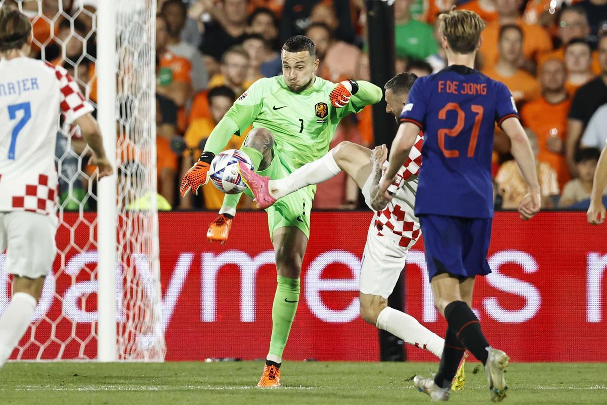 Rotterdam (Netherlands), 14/06/2023.- (L-R) goalkeeper Justin Bijlow of the Netherlands, Marcelo Brozovic of Croatia, Frenkie de Jong of the Netherlands in action during the UEFA Nations League semi final soccer match between the Netherlands and Croatia at Feyenoord Stadion de Kuip in Rotterdam, Netherlands, 14 June 2023. (Croacia, Países Bajos; Holanda) EFE/EPA/MAURICE VAN STEEN