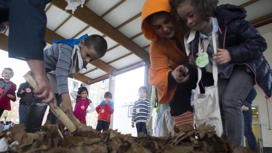 Una de las actividades del amagüestu, ayer a mediodía, en el colegio Poeta Ángel González.