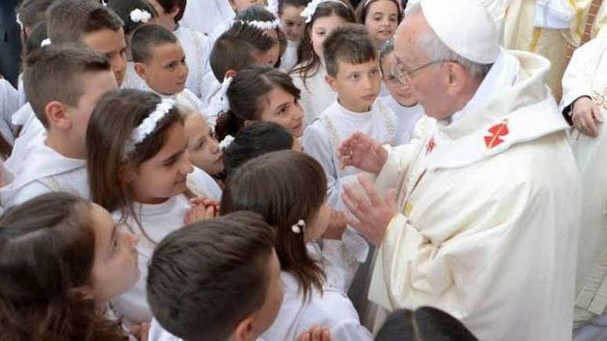 El Papa, con varios niños el día de su comunión. // Efe