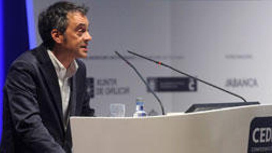 El alcalde Xulio Ferreiro durante su intervención en el congreso anual de CEDE que se celebra en A Coruña.