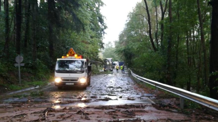 Carretera afectada pel temporal a Espinelves.