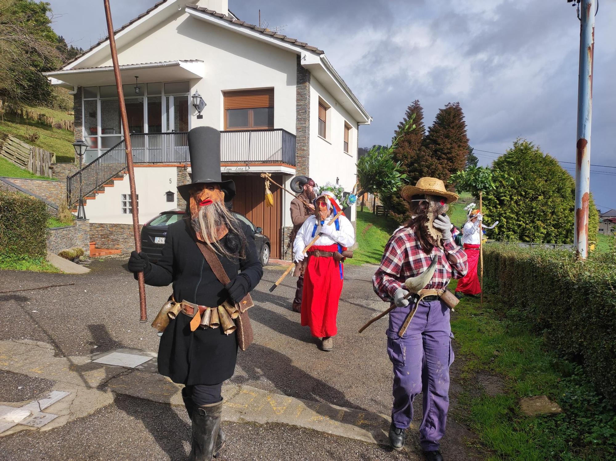 En imágenes: Así fue el paso de los guilandeiros de Tineo por El Pedregal